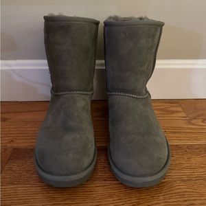 Grey Uggs size 7 (like new) Classic Short